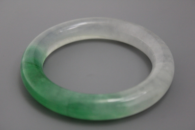 Ensemble en jade chinois: deux bracelets et une broche