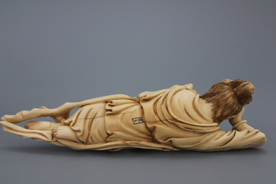 Sculpture en ivoire, Chine, d'une dame allong&eacute;e, 20e