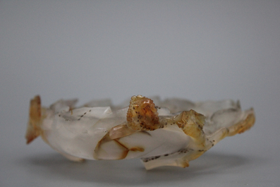 A Chinese agate carved brushwasher, 19/20th C.
