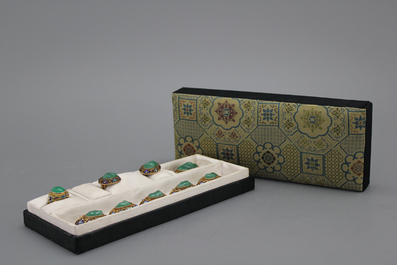 Doosje met diverse Chinese verguld zilver met jade sieraden, begin 20e