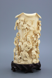 Exceptionnel vase ou pot &agrave; pinceaux en ivoire sculpt&eacute;, 18/19e