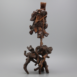 Une paire de figures d'immortels en bois de racine, 19e