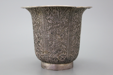 Une paire de vases en argent, Singapour ou Cambodge, vers 1900