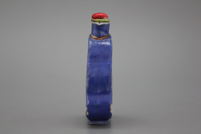 A Chinese snuff bottle, leaf-shaped, porcelain, 20th C.