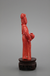 Sculpture d'une Guanyin, corail rouge, Chine, 19e
