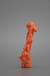 Sculpture d'une Guanyin, corail rouge, Chine, 19e