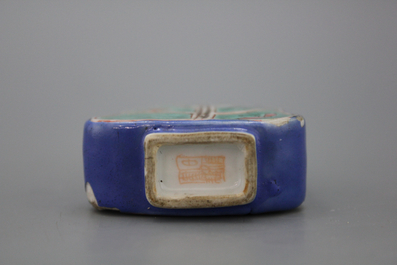 A Chinese snuff bottle, leaf-shaped, porcelain, 20th C.