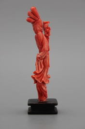 Chinees bloedkoralen beeldje van een Guanyin, 19e
