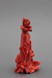 Tabati&egrave;re chinoise en corail en forme de vase fleurie, 19e