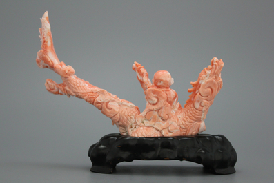 Groupe en corail sculpt&eacute; d'un gar&ccedil;on sur un dragon, 19/20e