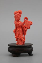 Sculpture d'une Guanyin, corail rouge, Chine, 19e