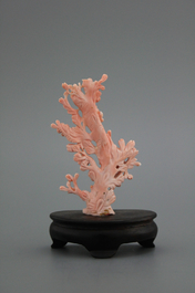 Groupe aux fleurs et oiseaux en corail sculpt&eacute;, Chine, 19/20e