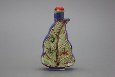 A Chinese snuff bottle, leaf-shaped, porcelain, 20th C.