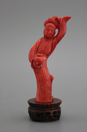 Sculpture d'une Guanyin, corail rouge, Chine, 19e