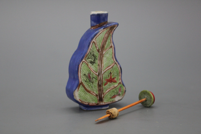 A Chinese snuff bottle, leaf-shaped, porcelain, 20th C.