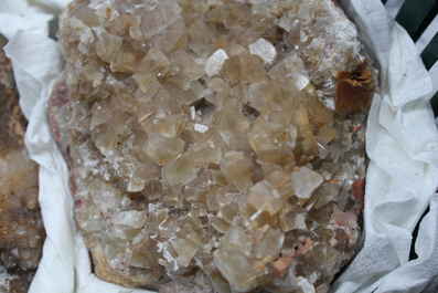 Doos met diverse mineralen en halfedelstenen