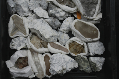 Doos met diverse mineralen en halfedelstenen