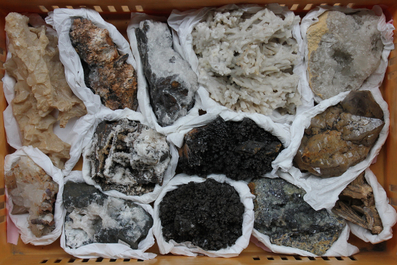 Doos met diverse mineralen en halfedelstenen