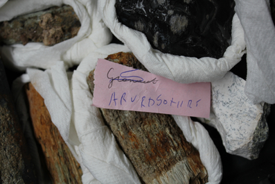 Doos met diverse mineralen en halfedelstenen