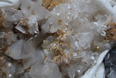 Doos met diverse mineralen en halfedelstenen
