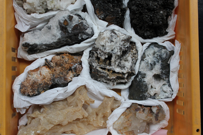 Doos met diverse mineralen en halfedelstenen