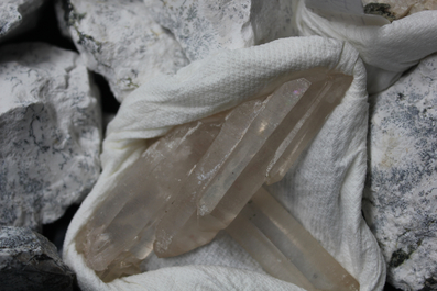Doos met diverse mineralen en halfedelstenen