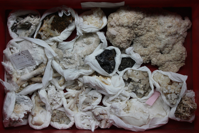 Doos met diverse mineralen en halfedelstenen