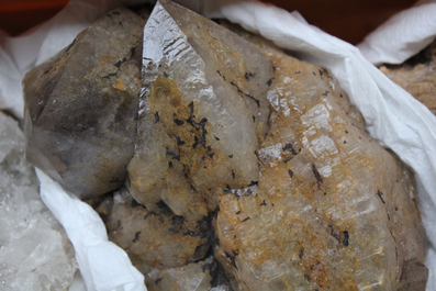 Doos met diverse mineralen en halfedelstenen