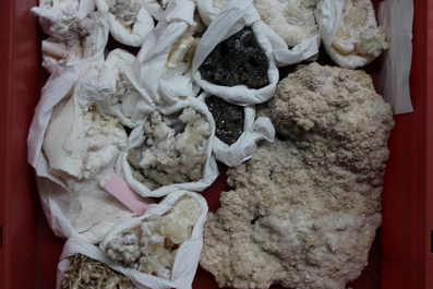 Doos met diverse mineralen en halfedelstenen