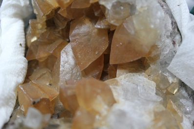 Doos met diverse mineralen en halfedelstenen
