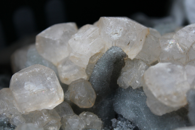 Doos met diverse mineralen en halfedelstenen