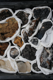 Doos met diverse mineralen en halfedelstenen