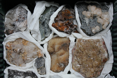 Doos met diverse mineralen en halfedelstenen