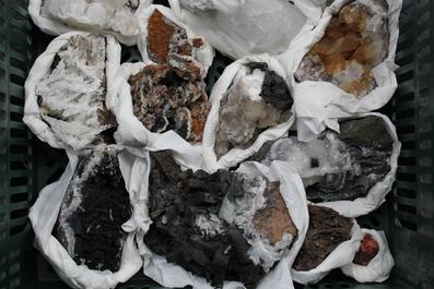 Doos met diverse mineralen en halfedelstenen