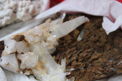 Doos met diverse mineralen en halfedelstenen