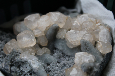 Doos met diverse mineralen en halfedelstenen