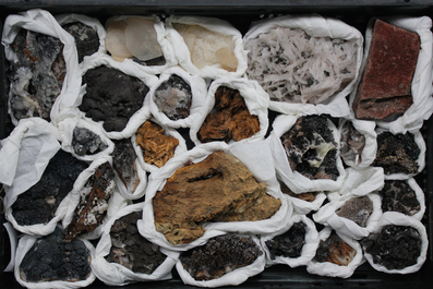 Doos met diverse mineralen en halfedelstenen
