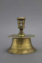 Bougeoir de table en bronze, Flandres, 16e