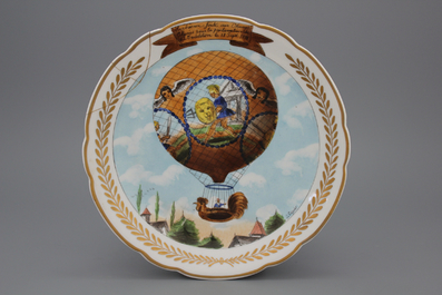 Lot de 5 assiettes en porcelaine de S&egrave;vres, d&eacute;cor montgolfi&egrave;re, 19e