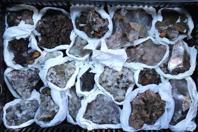 Lot de divers min&eacute;raux et pierres s&eacute;mi-pr&eacute;cieuses
