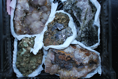 Doos met diverse mineralen en halfedelstenen