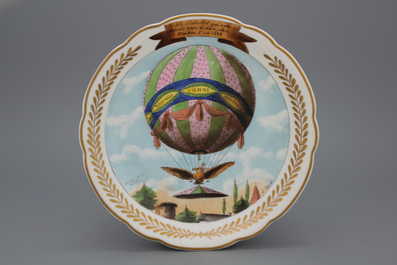 Lot de 5 assiettes en porcelaine de S&egrave;vres, d&eacute;cor montgolfi&egrave;re, 19e