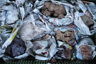 Doos met diverse mineralen en halfedelstenen