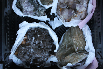 Doos met diverse mineralen en halfedelstenen