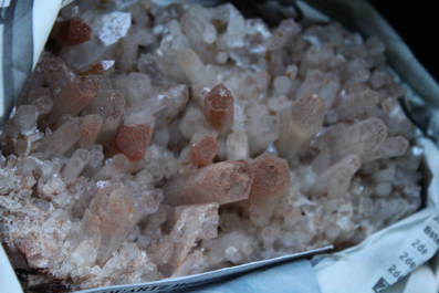 Doos met diverse mineralen en halfedelstenen