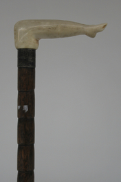 Une canne en ivoire et bois, "jambe de danseuse", 19e