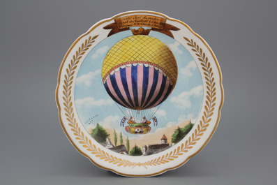 Lot de 5 assiettes en porcelaine de S&egrave;vres, d&eacute;cor montgolfi&egrave;re, 19e