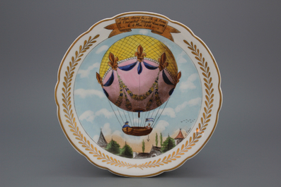 Lot de 5 assiettes en porcelaine de S&egrave;vres, d&eacute;cor montgolfi&egrave;re, 19e