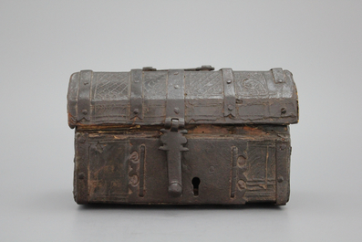 Coffret en cuire et fer, 15/16e