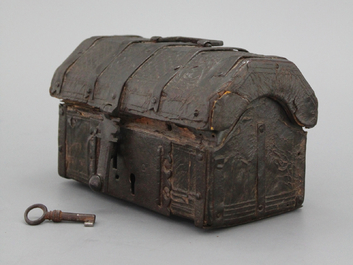 Coffret en cuire et fer, 15/16e